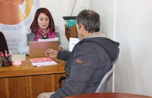 Municipio de Pitrufquén entrega asesoría jurídica en temas de familia en container ubicado en patio interior