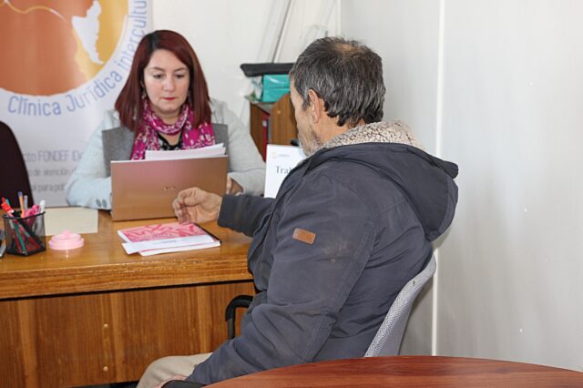 Municipio de Pitrufquén entrega asesoría jurídica en temas de familia en container ubicado en patio interior