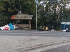 Vecinos de Freire denuncian acumulación de basura en paradero de Calfuco y llaman al buen uso de espacios públicos
