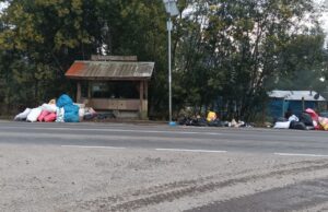 Vecinos de Freire denuncian acumulación de basura en paradero de Calfuco y llaman al buen uso de espacios públicos