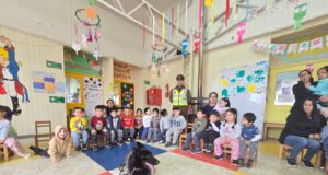 Gamma, la perrita policial de la comisaria de Pitrufquén se robó los corazones en el jardín infantil «El Principito»