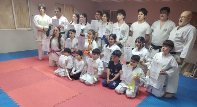 Alumnos de escuela de karate de Freire rindieron examen de grado junto a maestro internacional