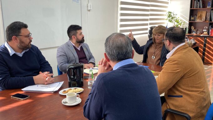 Municipio, seremi de energía y oficina comunal del Sernac se reúnen para ver compensación por cortes de luz en Pitrufquén