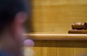 Condenan a hombre por robo de madera y porte de arma en Cunco: cumplirá pena en libertad tras admitir culpabilidad