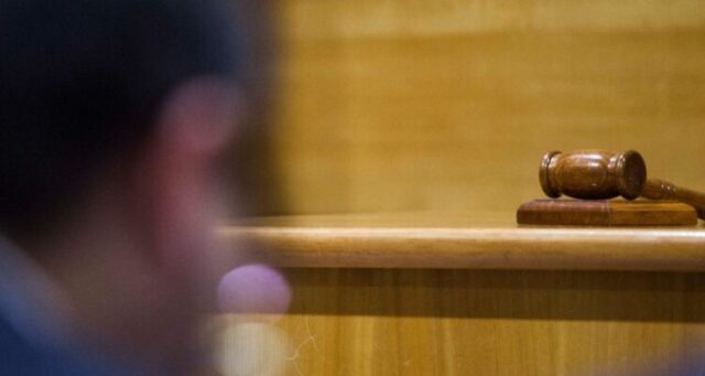 Condenan a hombre por robo de madera y porte de arma en Cunco: cumplirá pena en libertad tras admitir culpabilidad