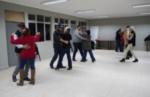 Taller municipal de tango de Pitrufquén celebra una década promoviendo cultura, salud y bienestar
