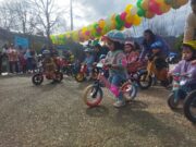 Pucón vivió colorida corrida infantil de bicicletas sin pedales en plena Plaza de Armas