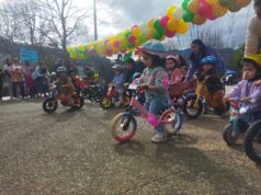 Pucón vivió colorida corrida infantil de bicicletas sin pedales en plena Plaza de Armas