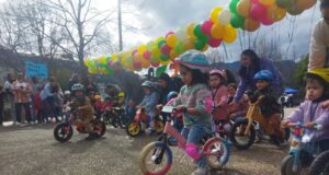 Pucón vivió colorida corrida infantil de bicicletas sin pedales en plena Plaza de Armas