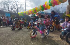 Pucón vivió colorida corrida infantil de bicicletas sin pedales en plena Plaza de Armas