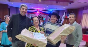 Freire celebró su campeonato comunal de cueca del adulto mayor con pañuelos al viento y mucho entusiasmo