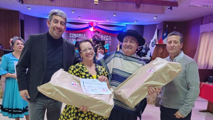 Freire celebró su campeonato comunal de cueca del adulto mayor con pañuelos al viento y mucho entusiasmo
