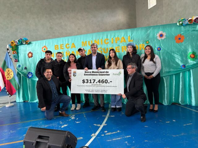 Estudiantes y organizaciones comunitarias de Freire reciben becas y fondos para impulsar sus sueños y proyectos