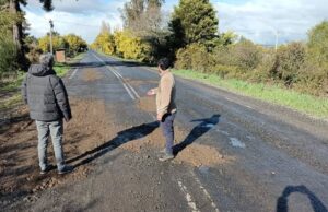 Municipalidad de Freire ejecuta trabajos paliativos en la Ruta S-61 para reforzar seguridad vial
