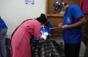 Más de 200 atenciones odontológicas realizaron estudiantes de la Ufro junto a profesionales de Cubamed en Pitrufquén