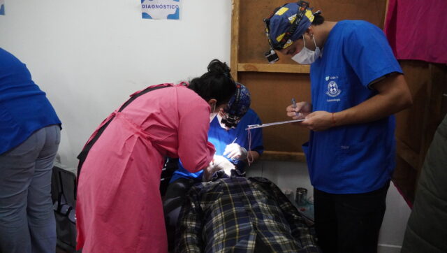 Más de 200 atenciones odontológicas realizaron estudiantes de la Ufro junto a profesionales de Cubamed en Pitrufquén