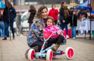 Gorbea vivió una masiva y colorida celebración del día de la niñez con actividades para toda la familia