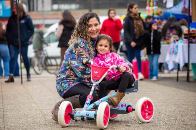 Gorbea vivió una masiva y colorida celebración del día de la niñez con actividades para toda la familia