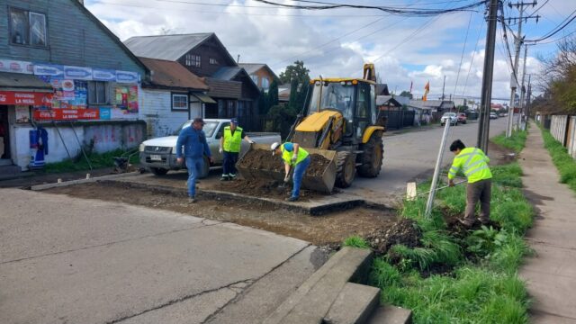 Comienzan obras de recambio de carpeta asfáltica por pavimento de cemento en calle Fuenzalida y Humberto Primero de Freire