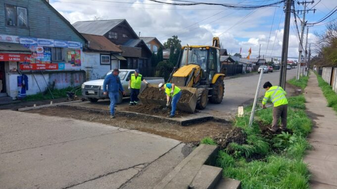 Comienzan obras de recambio de carpeta asfáltica por pavimento de cemento en calle Fuenzalida y Humberto Primero de Freire
