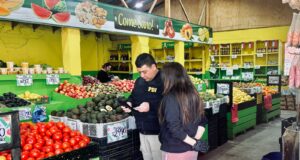 En Villarrica realizan fiscalización de extranjeros dedicados al rubro de barberías y verdulerías