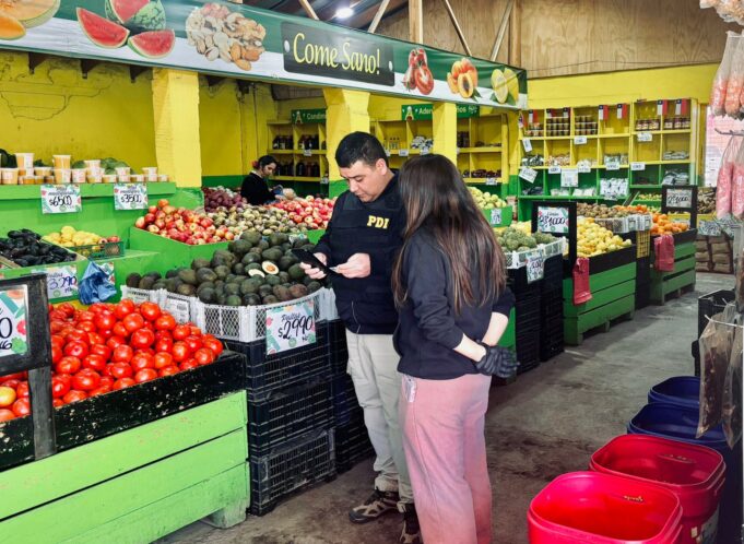 En Villarrica realizan fiscalización de extranjeros dedicados al rubro de barberías y verdulerías