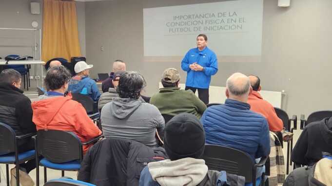 Municipio de Pitrufquén impulsa capacitación para técnicos de fútbol infantil
