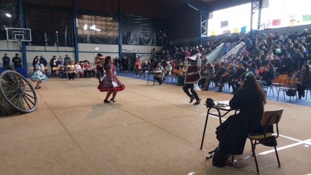 Entre pañuelos y aplausos, estudiantes de Freire dieron vida al campeonato comunal escolar de cueca 2025