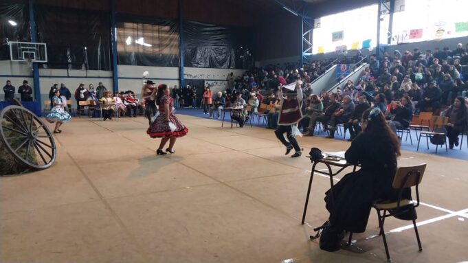 Entre pañuelos y aplausos, estudiantes de Freire dieron vida al campeonato comunal escolar de cueca 2025