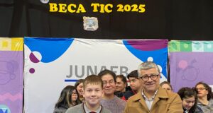Becas TIC: entrega de computadores de la Juaneb busca reducir brecha digital entre estudiantes de Pitrufquén