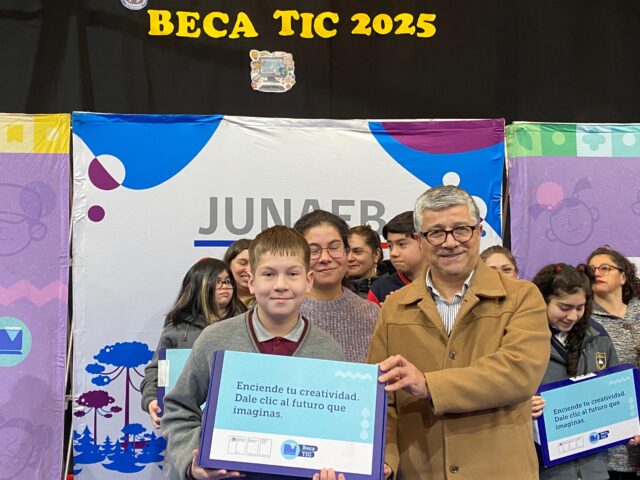 Becas TIC: entrega de computadores de la Juaneb busca reducir brecha digital entre estudiantes de Pitrufquén
