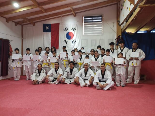 Escuela de taekwondo Marcial Pitrufquén brilló en encuentro deportivo y seminario con presencia de gran master coreano