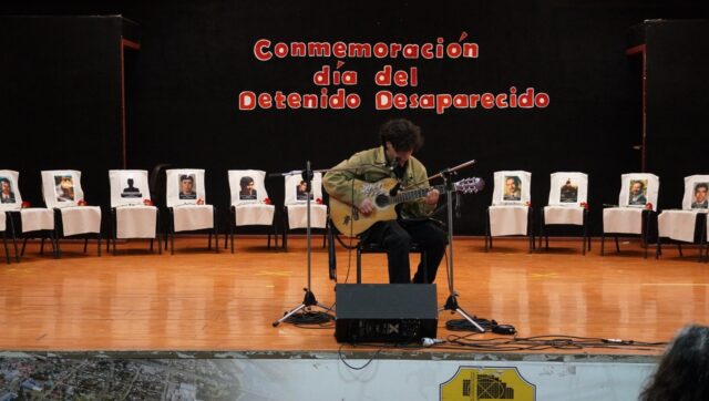 Conmemoran en Pitrufquén el día del detenido desaparecido con acto artístico – cultural y descubrimiento de placa