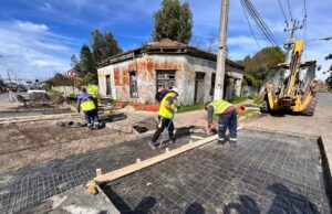 Municipalidad de Freire ejecuta obras para mejorar la seguridad vial en el centro urbano