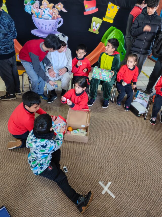 Escuela de Gorbea realizó actividad «manos solidarias en acción: una caja, una sonrisa»