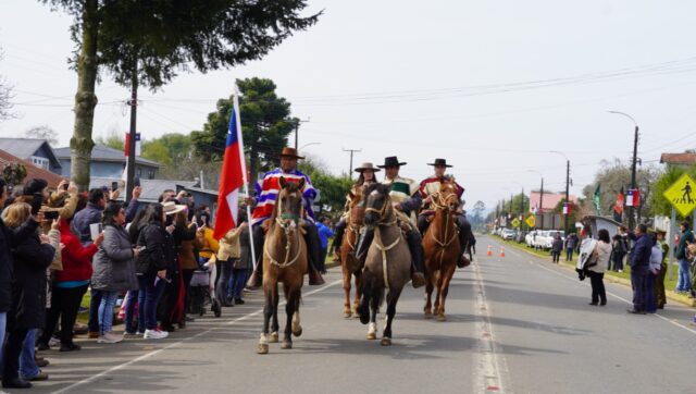 Patriótico acto cívico y desfile se vivió en villa Comuy