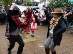 Con izamiento y unos “buenos” pies de cueca, municipio de Pitrufquén inicia las celebraciones del mes de la patria
