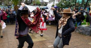Con izamiento y unos “buenos” pies de cueca, municipio de Pitrufquén inicia las celebraciones del mes de la patria