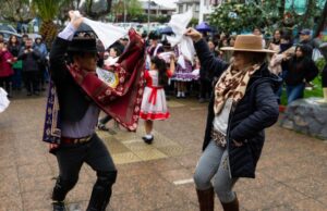 Con izamiento y unos “buenos” pies de cueca, municipio de Pitrufquén inicia las celebraciones del mes de la patria