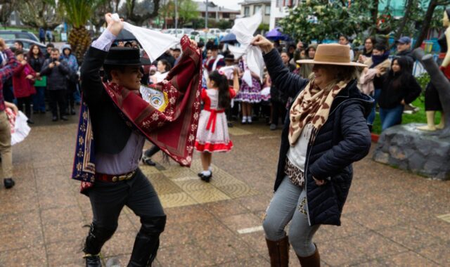 Con izamiento y unos “buenos” pies de cueca, municipio de Pitrufquén inicia las celebraciones del mes de la patria
