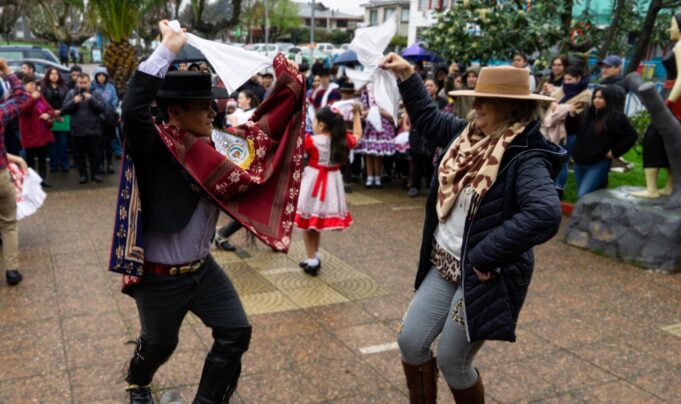 Con izamiento y unos “buenos” pies de cueca, municipio de Pitrufquén inicia las celebraciones del mes de la patria