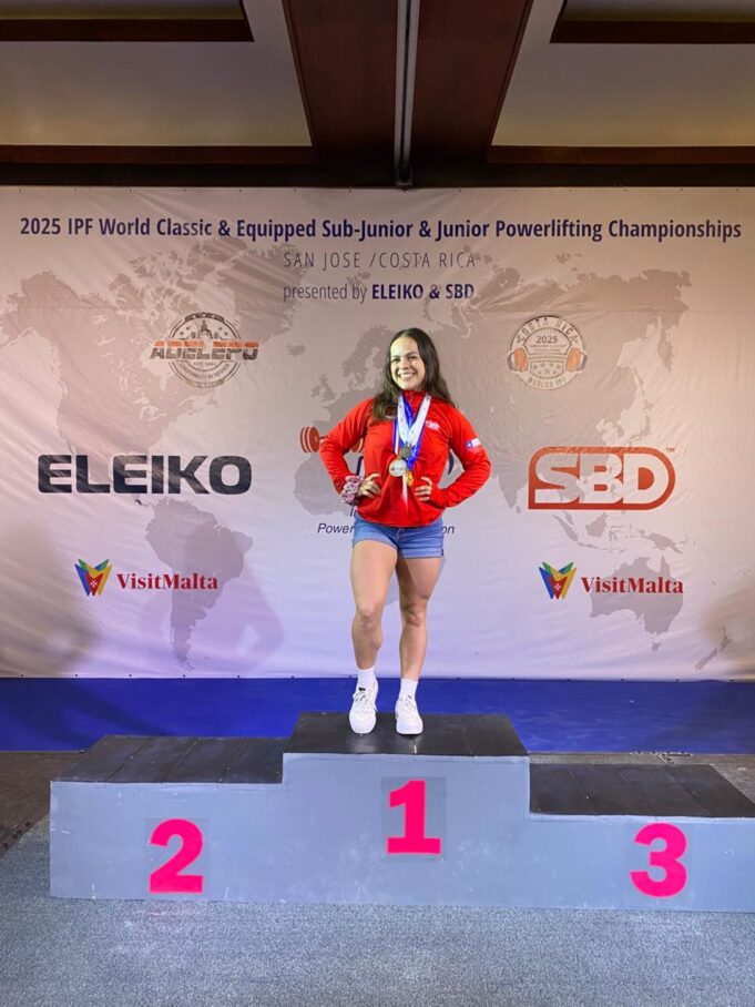 María Paz Sáez, joven de Loncoche, se consagra campeona mundial de powerlifting en Costa Rica