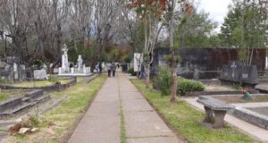 Denuncian robo al interior de vehículo estacionado en cementerio de Pitrufquén