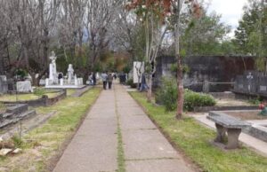 Denuncian robo al interior de vehículo estacionado en cementerio de Pitrufquén