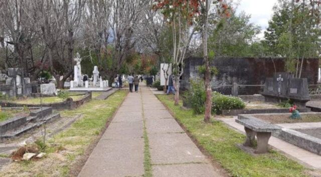 Denuncian robo al interior de vehículo estacionado en cementerio de Pitrufquén