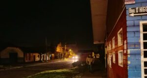 Vecinos de Pitrufquén denuncian calles a oscuras y mal estado de veredas en distintos sectores de la comuna