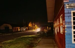 Vecinos de Pitrufquén denuncian calles a oscuras y mal estado de veredas en distintos sectores de la comuna