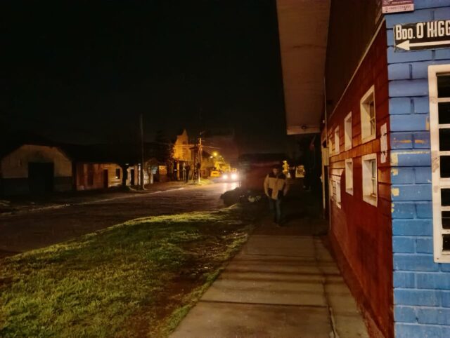 Vecinos de Pitrufquén denuncian calles a oscuras y mal estado de veredas en distintos sectores de la comuna