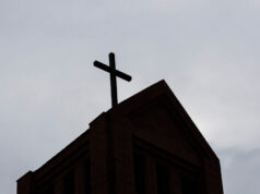 Mujer denuncia discriminación por orientación sexual tras ser expulsada de iglesia en Villarrica