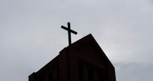 Mujer denuncia discriminación por orientación sexual tras ser expulsada de iglesia en Villarrica